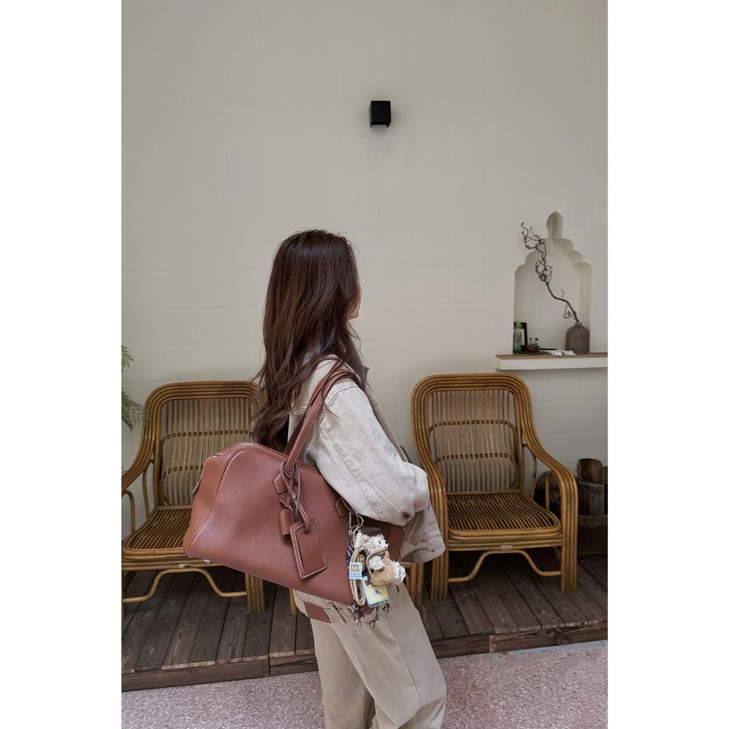 旅行バッグ 上品な曲線美際立つ優雅な旅バッグ