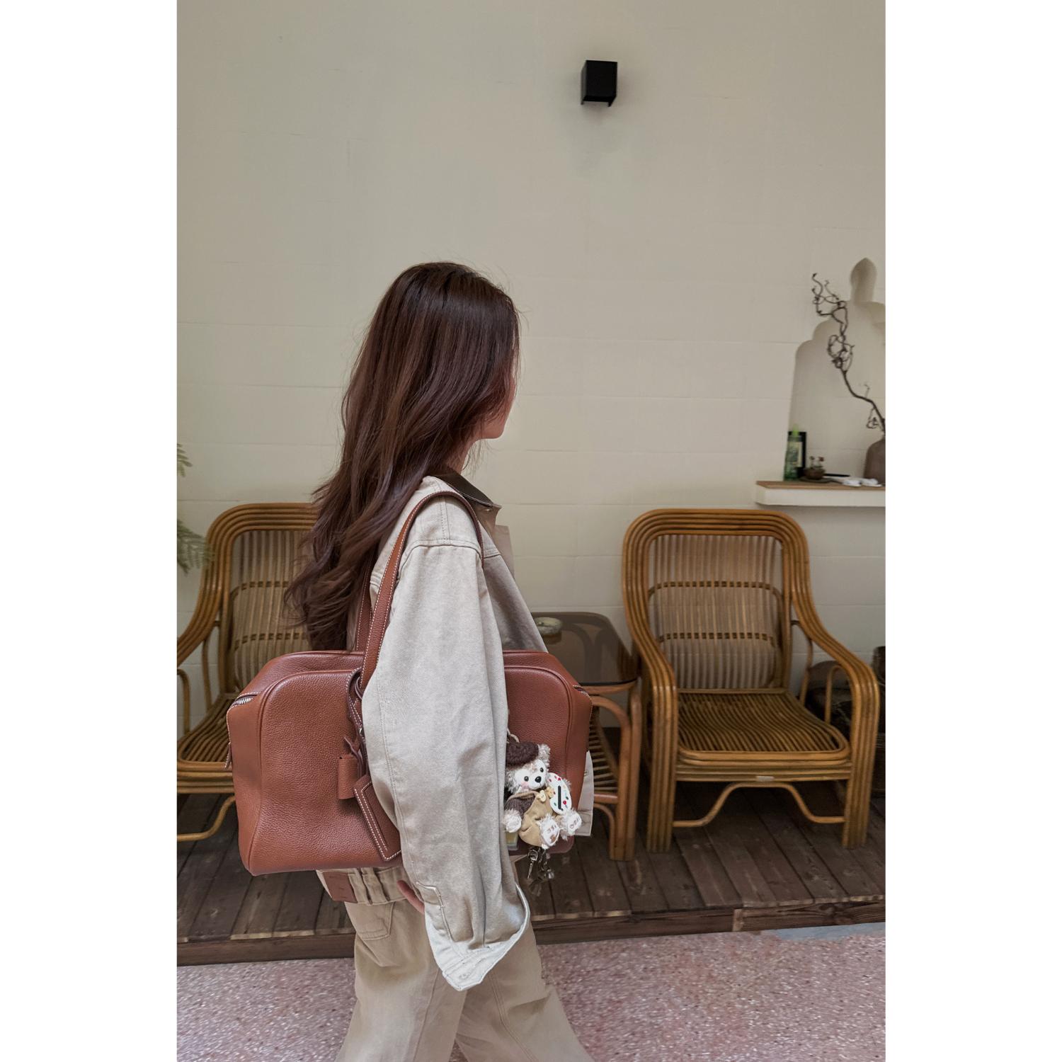 旅行バッグ 上品な曲線美際立つ優雅な旅バッグ