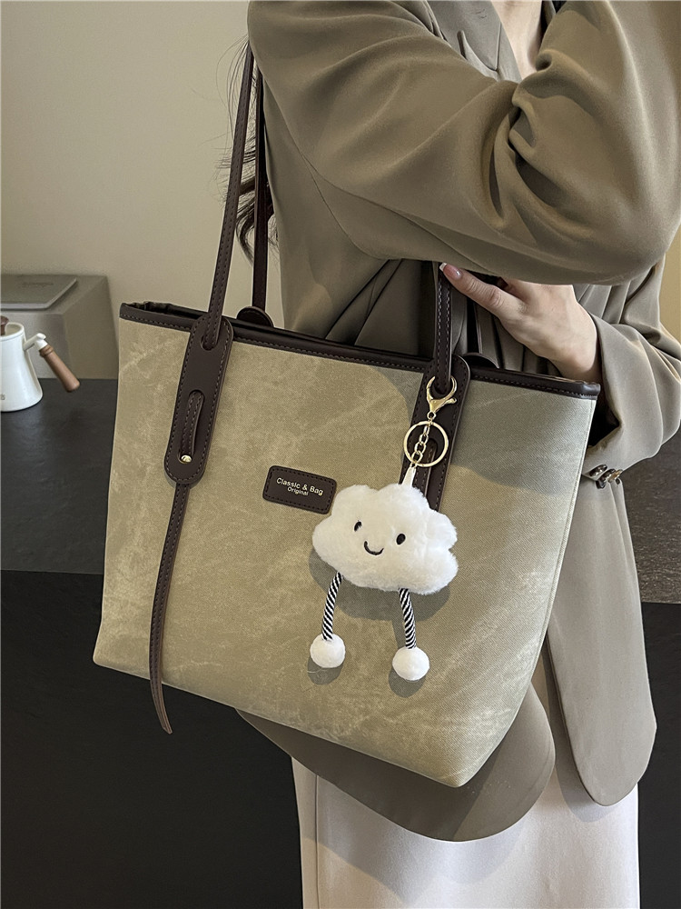 旅行バッグ 雲チャーム付き シンプル上品トートバッグ