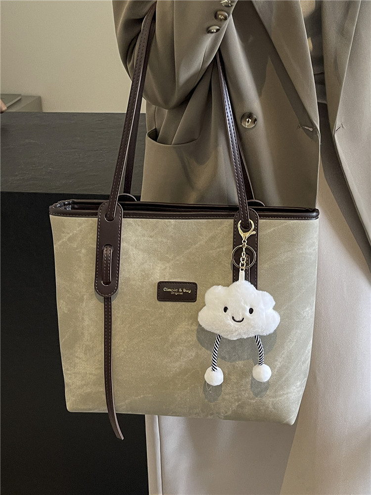 旅行バッグ 雲チャーム付き シンプル上品トートバッグ