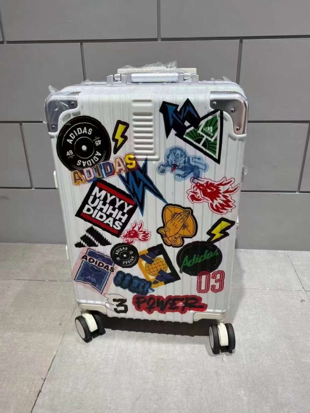 旅行バッグ adidas 旅好きデザイナーのスーツケース