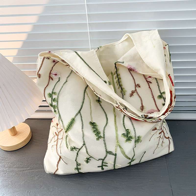 旅行バッグ 草花刺繍のエコバッグ