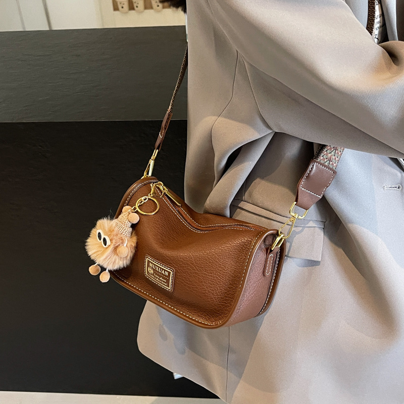 旅行バッグ フワモコ付き筒型ショルダーバッグ