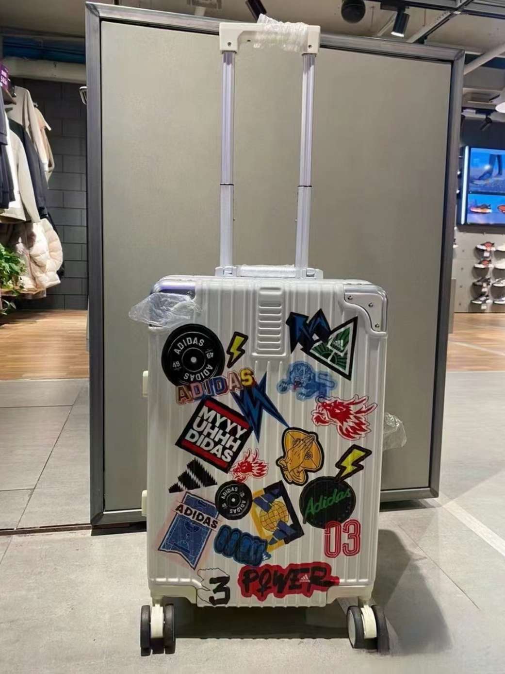 旅行バッグ adidas 旅好きデザイナーのスーツケース