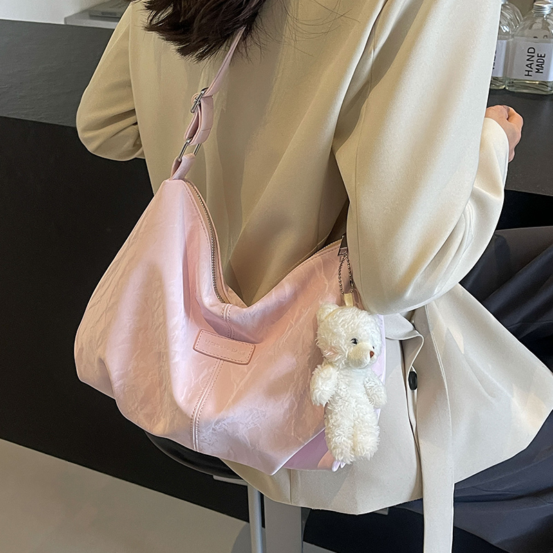 旅行バッグ もこもこマスコット付き柔らか素材ショルダーバッグ