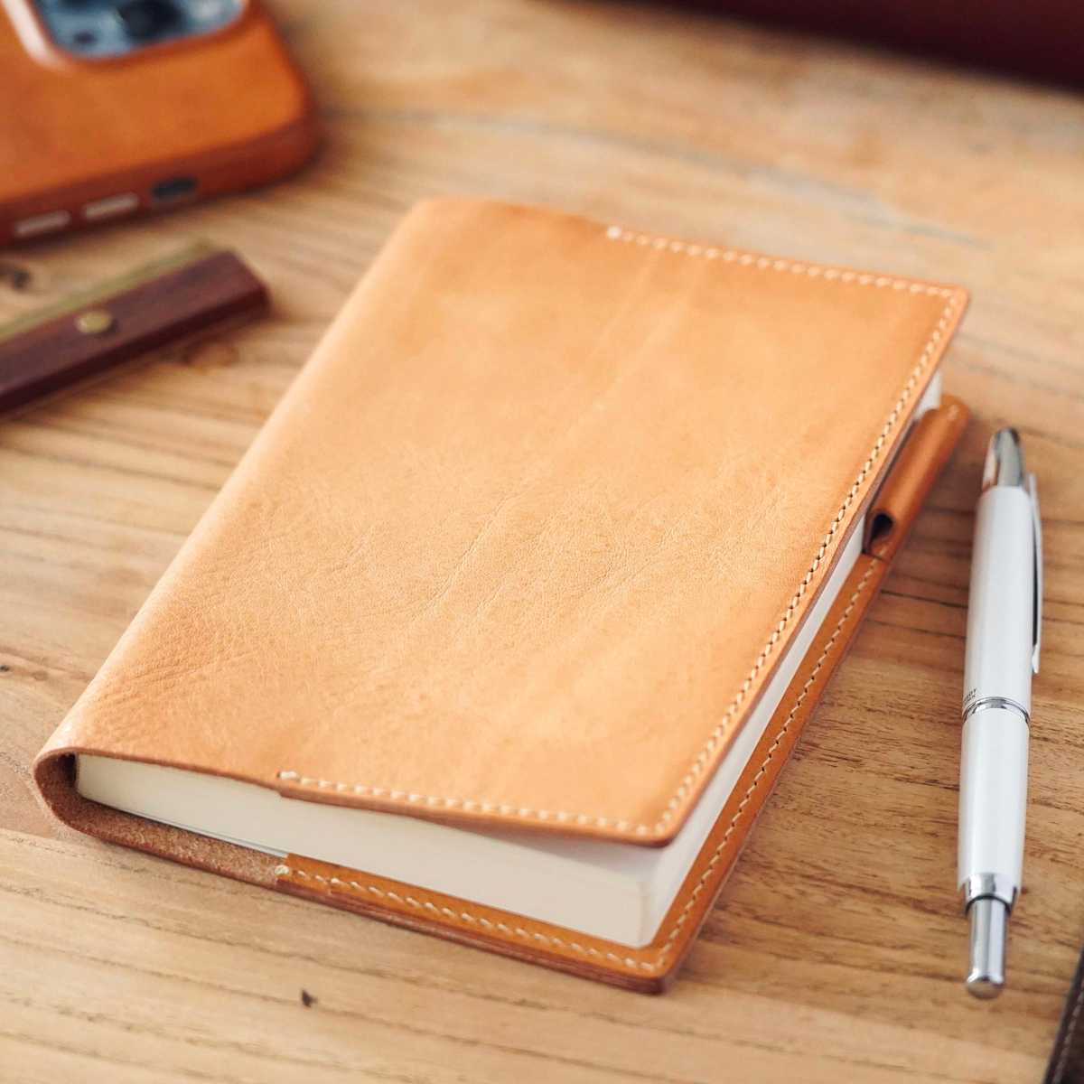 ビジネスにもプライベートにも！A5用革製カバーおすすめ5選
