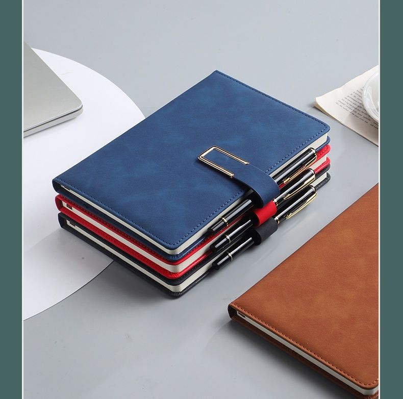 ノートカバー 金具ベルト付き合成皮革ノートカバー A5サイズ