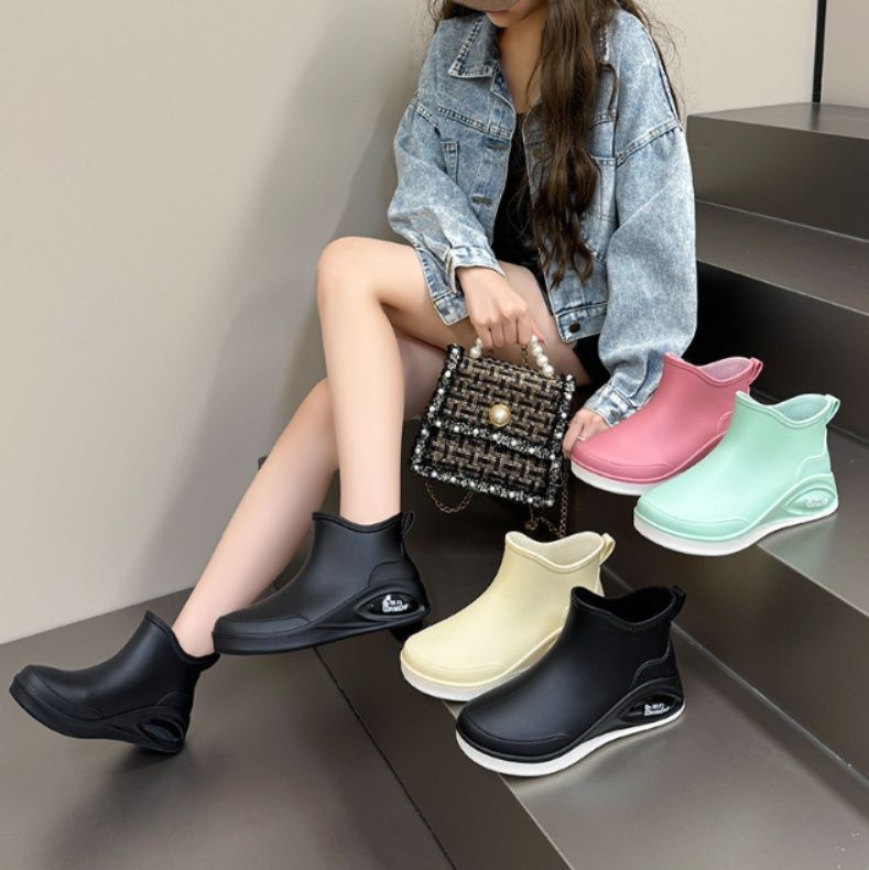 レインブーツ 柔らかい素材の一体成型防水ショートブーツ