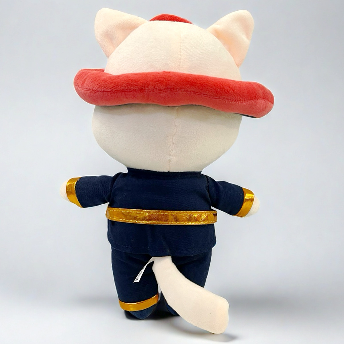 猫ぬいぐるみ 消防士姿の勇敢なトラ茶猫ぬいぐるみ