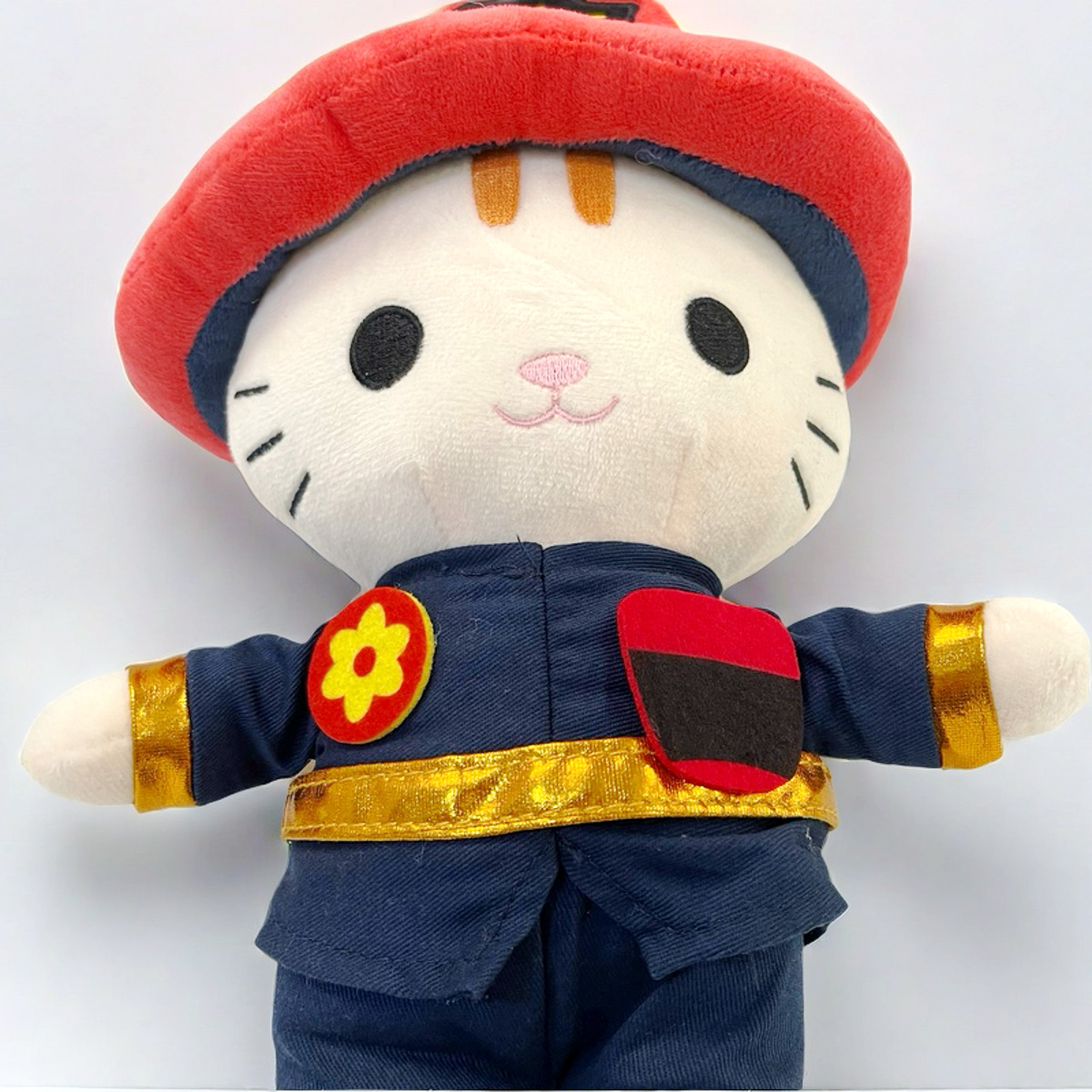 猫ぬいぐるみ 消防士姿の勇敢なトラ茶猫ぬいぐるみ