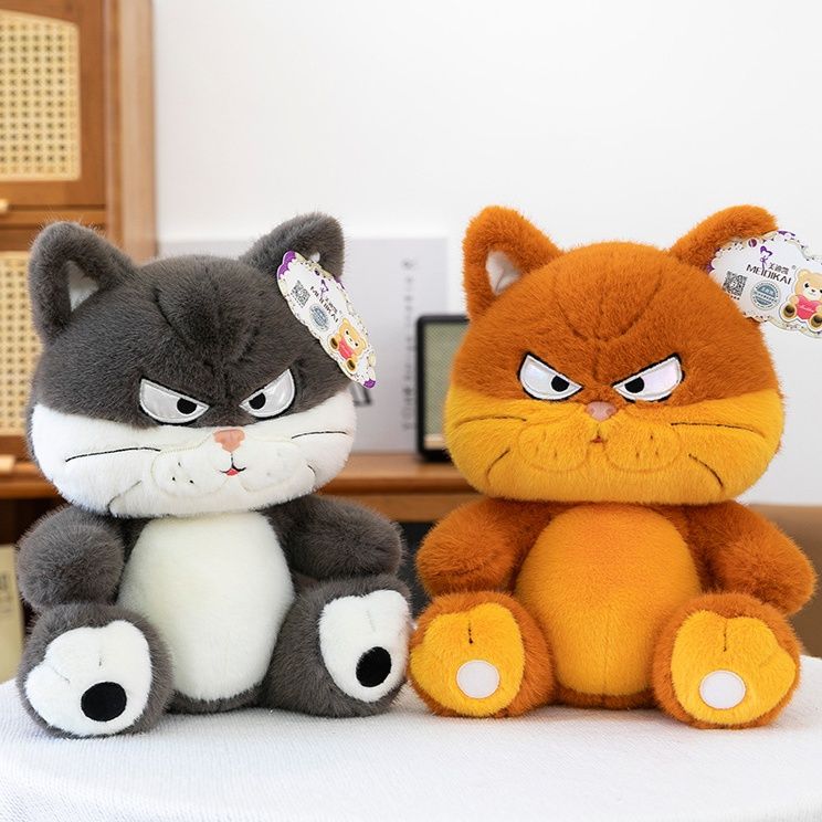 猫ぬいぐるみ ふてぶてしい表情の癒し猫