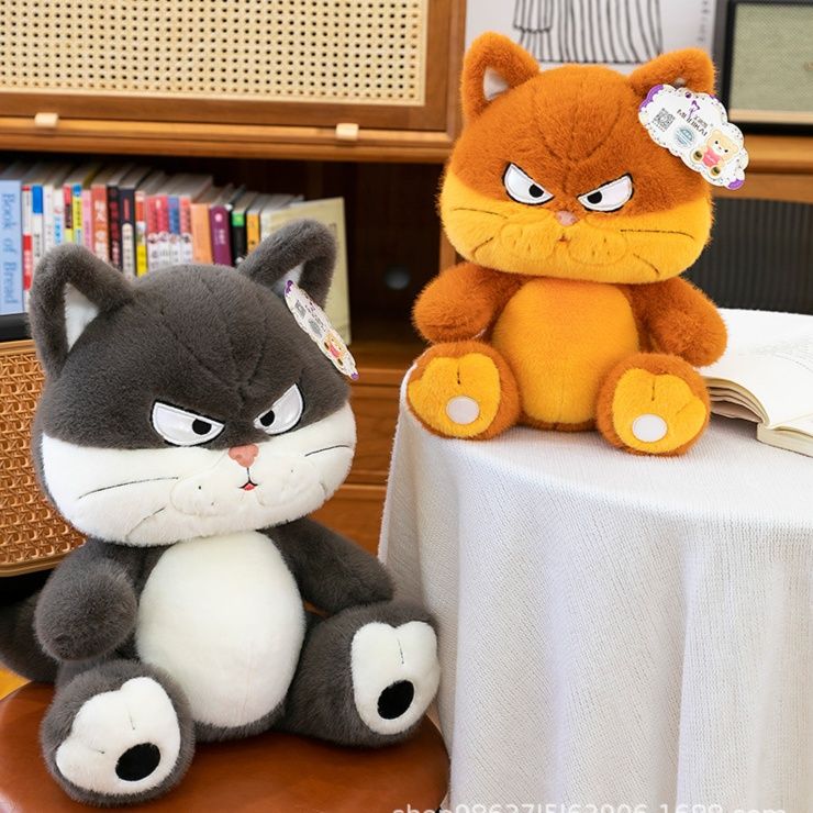 猫ぬいぐるみ ふてぶてしい表情の癒し猫