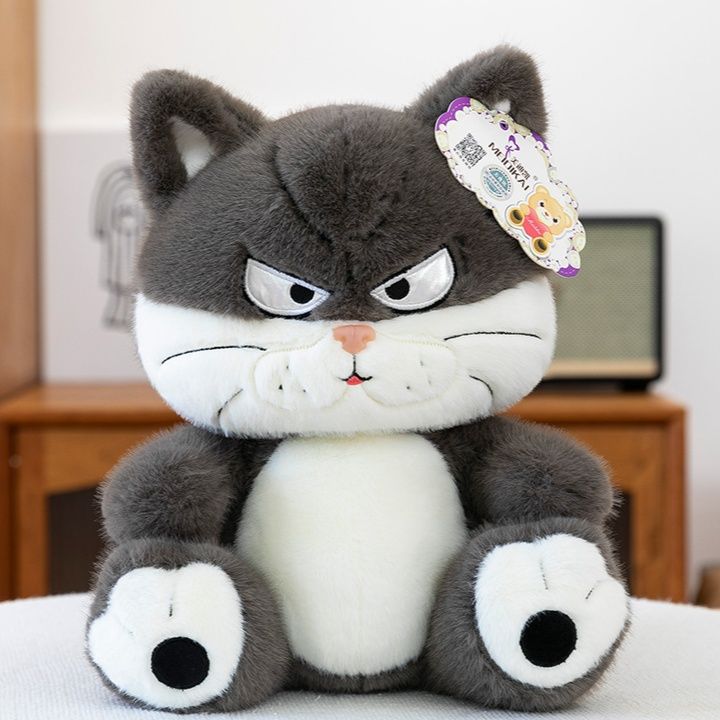 猫ぬいぐるみ ふてぶてしい表情の癒し猫
