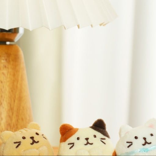 猫ぬいぐるみ ふわふわ三毛模様のまんまるおすわり猫ちゃん