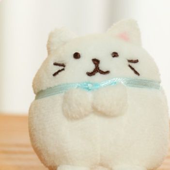 猫ぬいぐるみ ふわふわ三毛模様のまんまるおすわり猫ちゃん