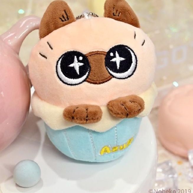 猫ぬいぐるみ 　ぱっちりおめめのキーホルダー付き猫ぬいぐるみ