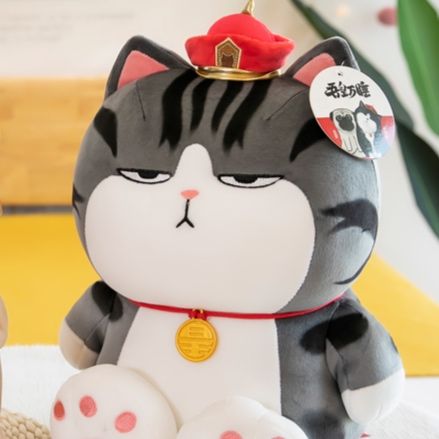 猫ぬいぐるみ 招き猫風帽子付き座りポーズぬいぐるみ