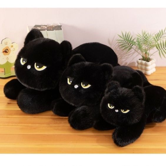 ごろ寝ポーズの金色お目々黒猫ぬいぐるみ