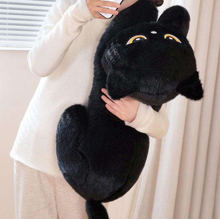 猫ぬいぐるみ じっと見つめる黄色い瞳の寝そべり黒猫ぬいぐるみ