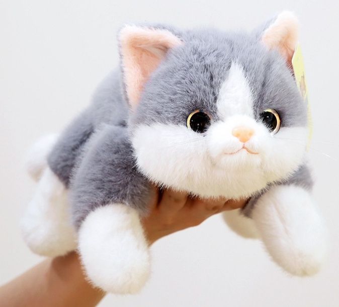 猫ぬいぐるみ ごろ寝ポーズが愛らしいもふもふグレー猫