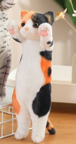 猫ぬいぐるみ 万歳ポーズで癒しをお届け三毛猫ぬいぐるみ