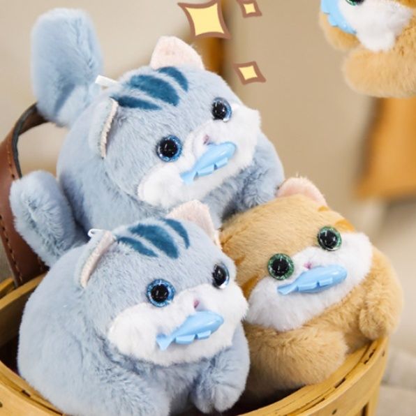 猫ぬいぐるみ しっぽくるくる！小魚くわえトラ猫ぬいぐるみ