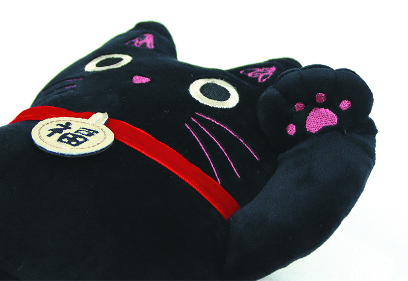 猫ぬいぐるみ 福を呼ぶ！黒色ネコの招きぬいぐるみ