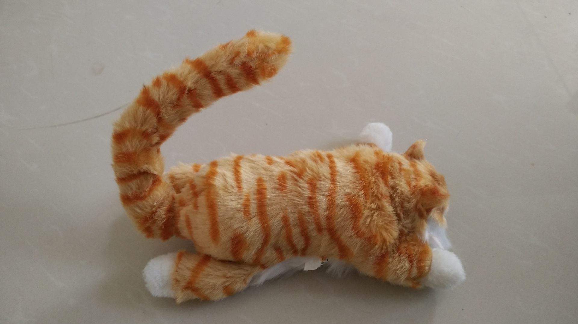 トラ茶猫ぬいぐるみ 背伸びポーズのもふもふ縞模様猫ぬいぐるみ