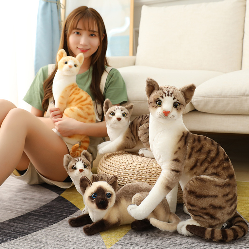 リアルな表情の猫ぬいぐるみ 座り姿と伏せ姿から選べる