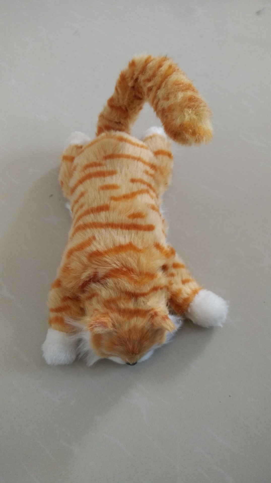 トラ茶猫ぬいぐるみ 背伸びポーズのもふもふ縞模様猫ぬいぐるみ