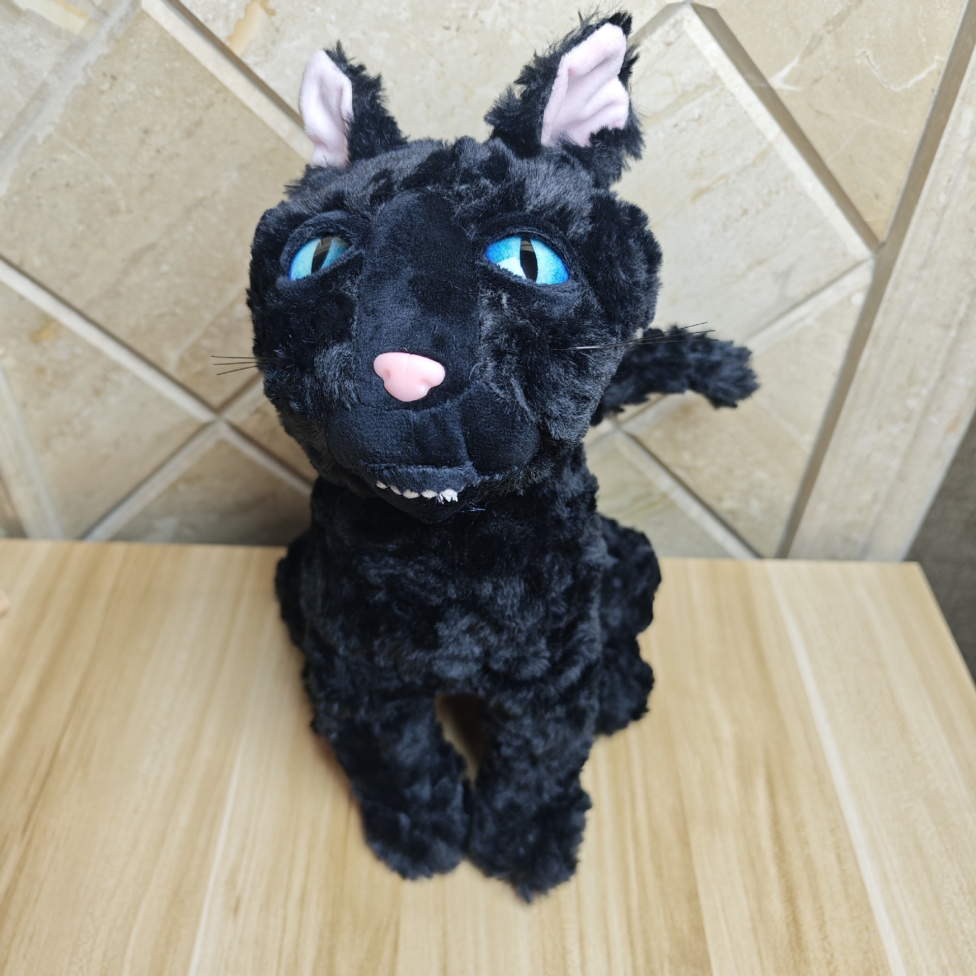 猫ぬいぐるみ 神秘的な青い瞳のもこもこ黒猫ぬいぐるみ
