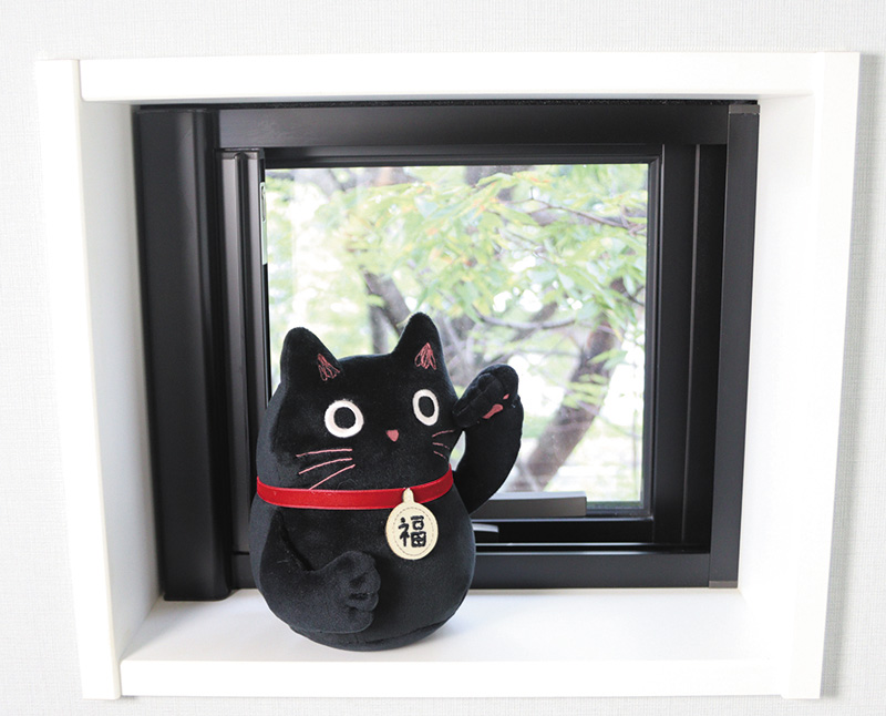 猫ぬいぐるみ 福を呼ぶ！黒色ネコの招きぬいぐるみ