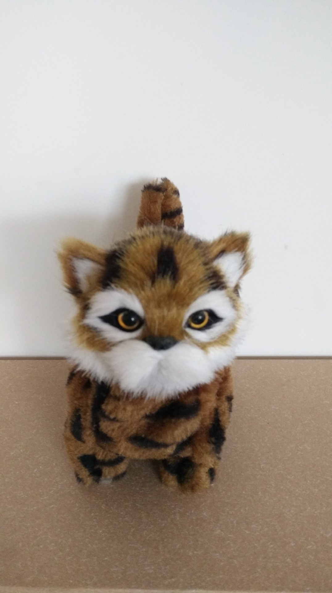 猫ぬいぐるみ ふわふわ立ち姿トラ茶猫のリアル縞模様ぬいぐるみ