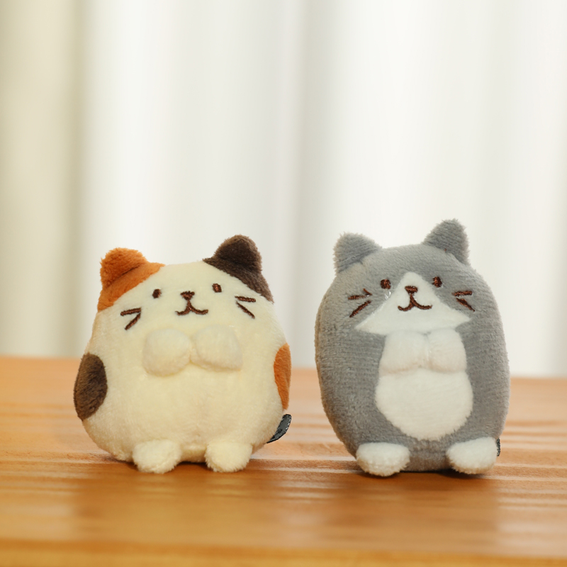 猫ぬいぐるみ ふわふわ三毛模様のまんまるおすわり猫ちゃん