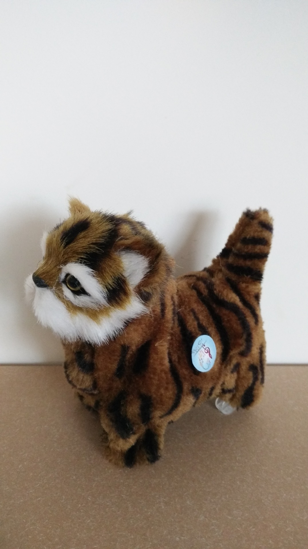 猫ぬいぐるみ ふわふわ立ち姿トラ茶猫のリアル縞模様ぬいぐるみ