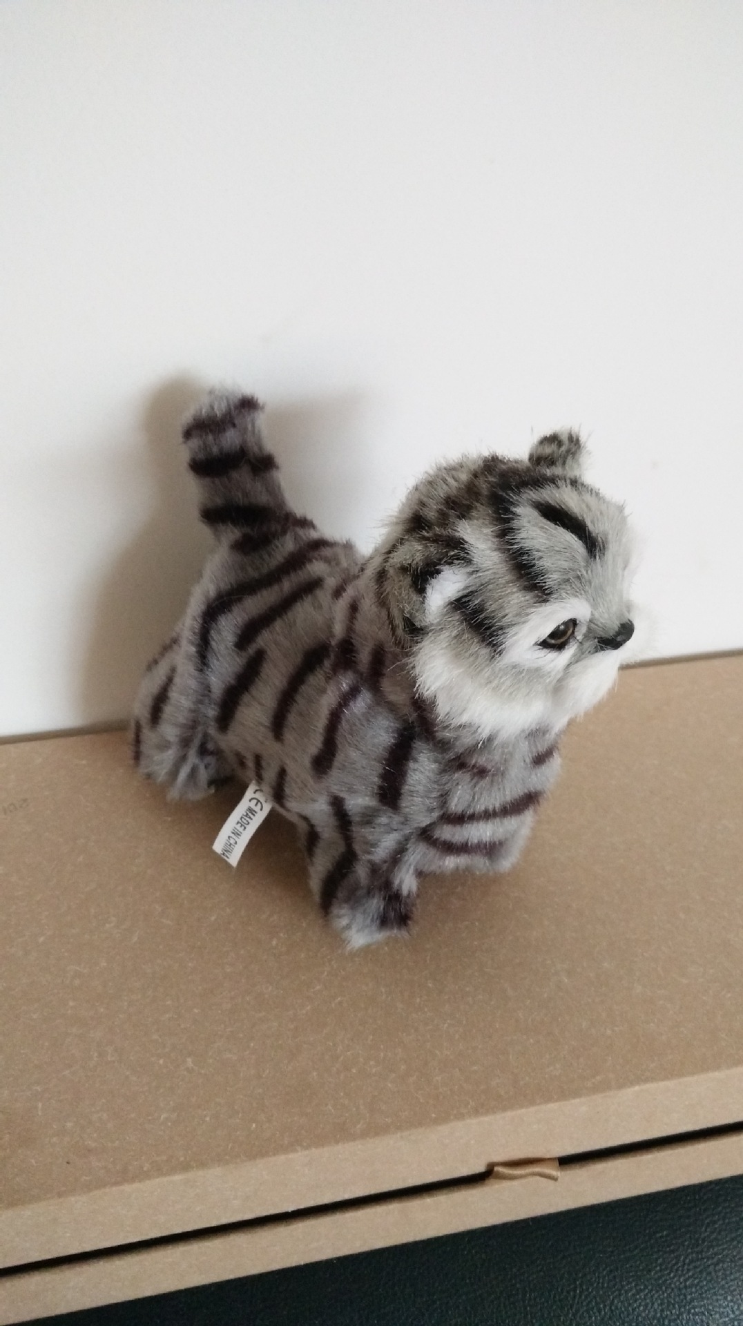 猫ぬいぐるみ ふわふわ立ち姿トラ茶猫のリアル縞模様ぬいぐるみ