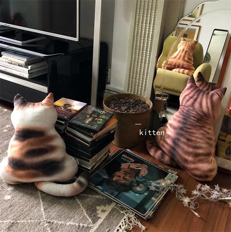 猫ぬいぐるみ 黒色縞模様猫後ろ姿ぬいぐるみクッション