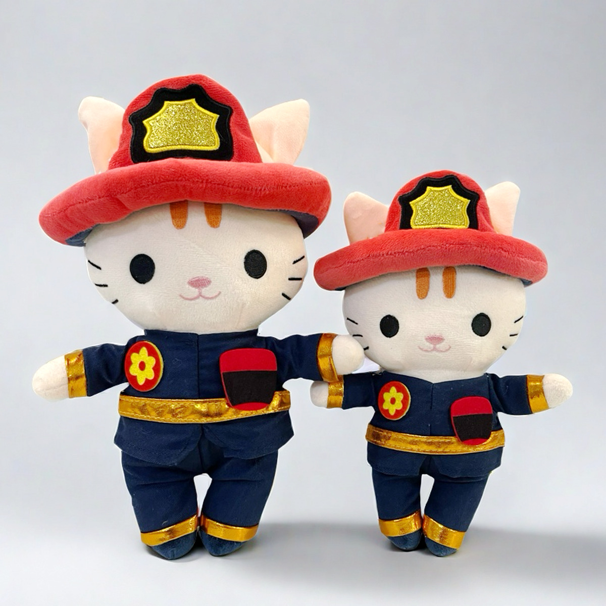 猫ぬいぐるみ 消防士姿の勇敢なトラ茶猫ぬいぐるみ