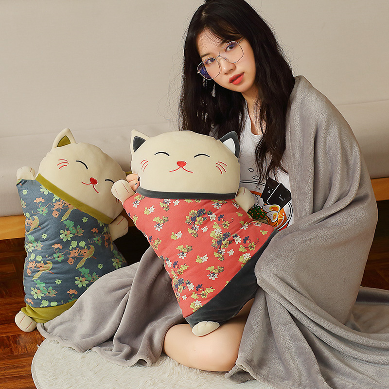 猫ぬいぐるみ 和風花柄着物を着た笑顔のまんまる招き猫座布団