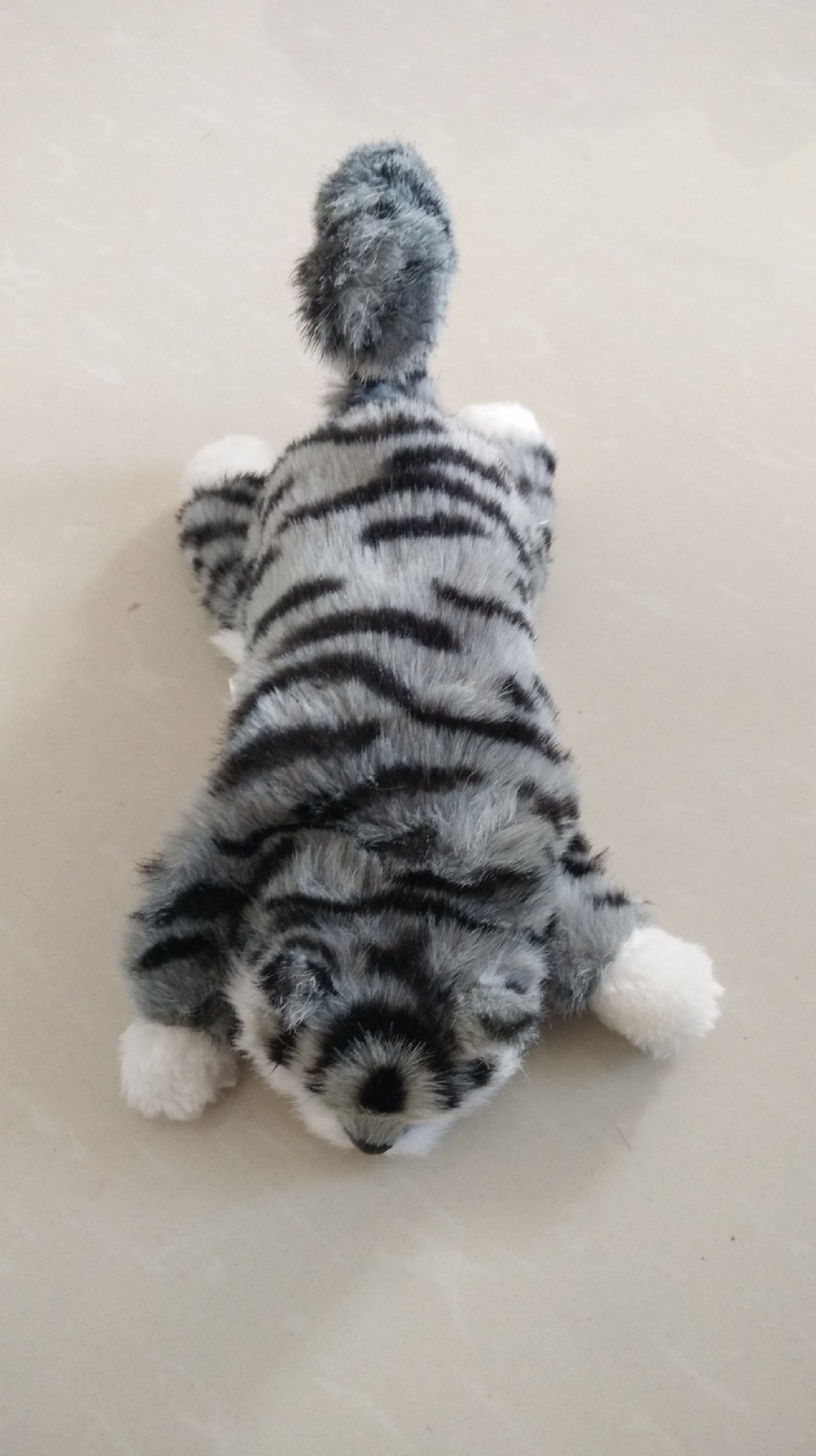 トラ茶猫ぬいぐるみ 背伸びポーズのもふもふ縞模様猫ぬいぐるみ