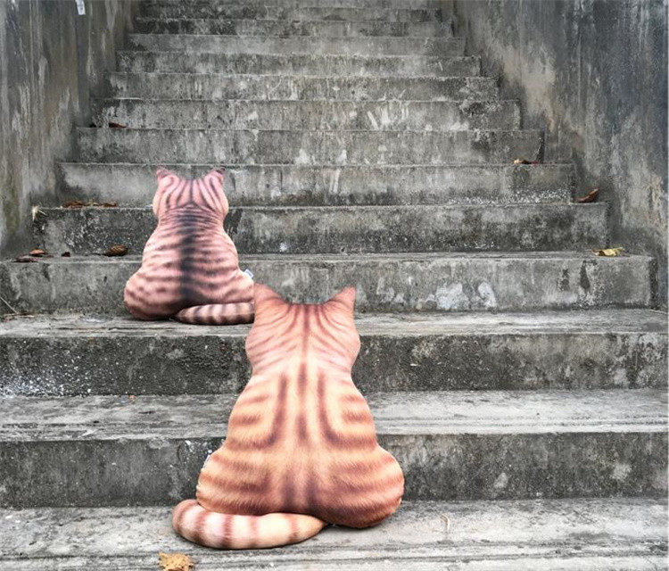 猫ぬいぐるみ 黒色縞模様猫後ろ姿ぬいぐるみクッション
