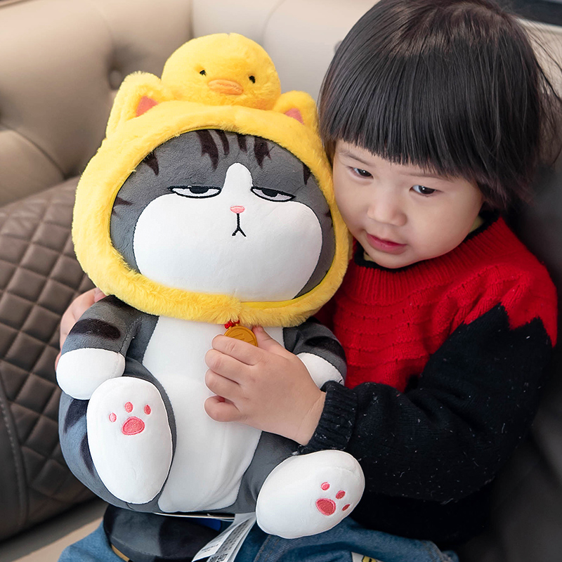 猫ぬいぐるみ 人参を抱いた愛らしい縞模様の猫ちゃんぬいぐるみ