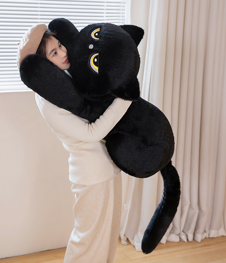 猫ぬいぐるみ じっと見つめる黄色い瞳の寝そべり黒猫ぬいぐるみ