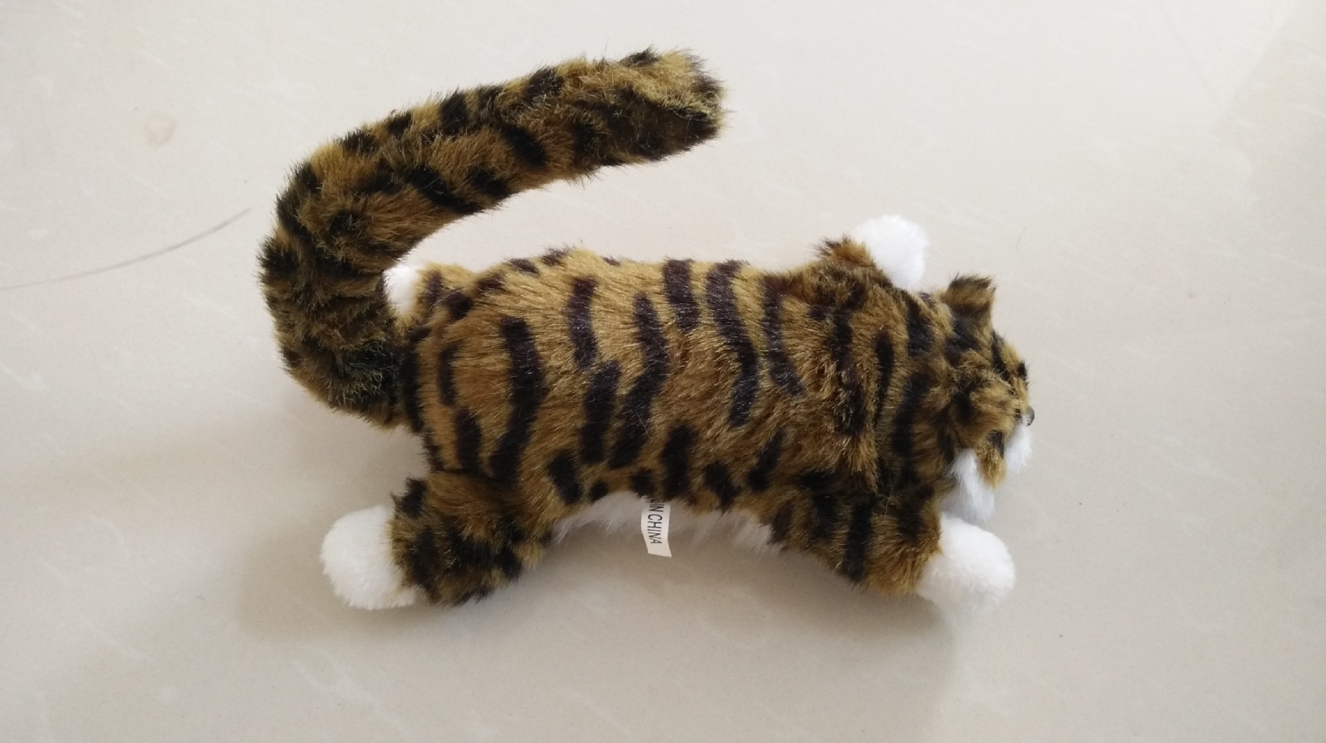 トラ茶猫ぬいぐるみ 背伸びポーズのもふもふ縞模様猫ぬいぐるみ