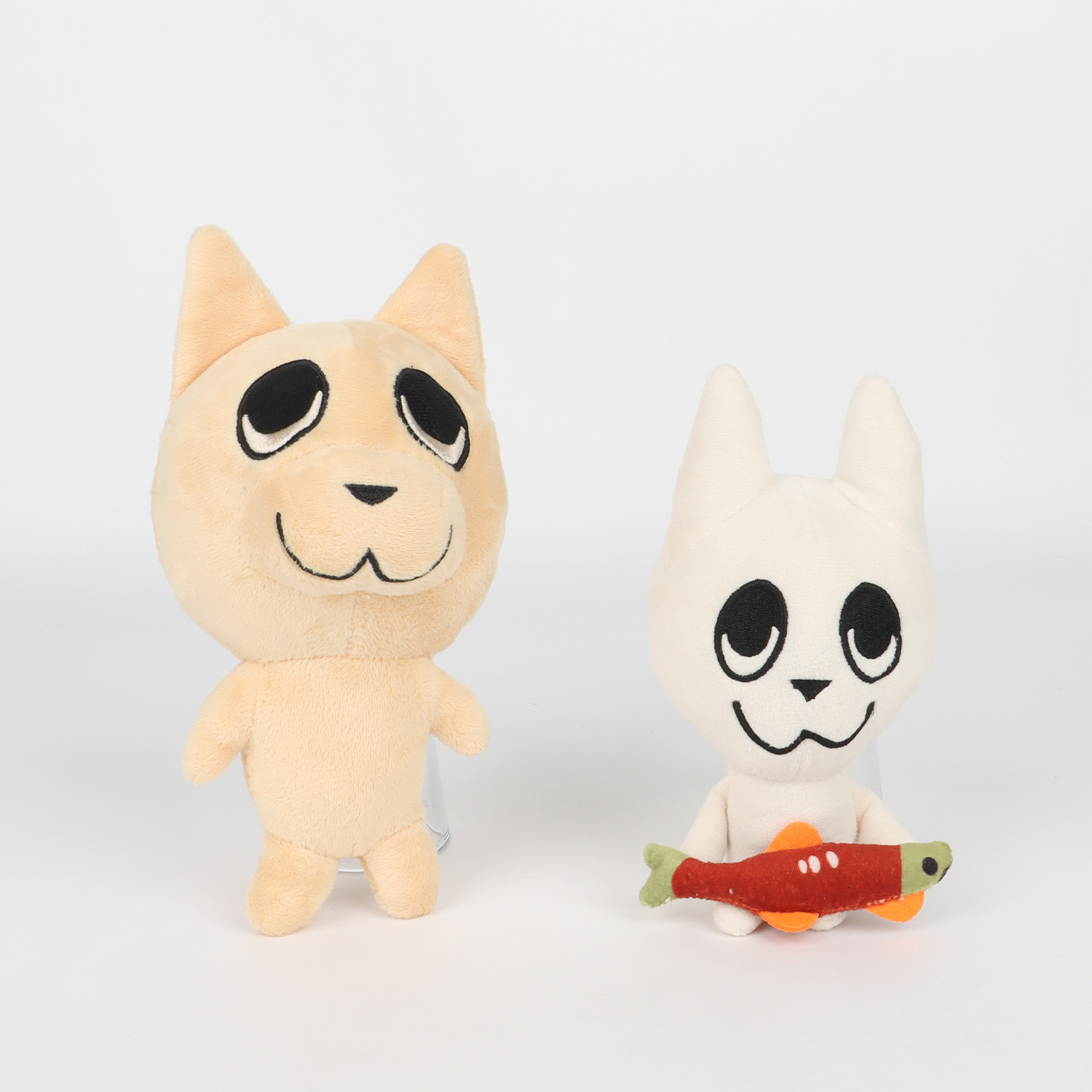 猫ぬいぐるみ お魚を抱えたほんわか笑顔の白猫ぬいぐるみ