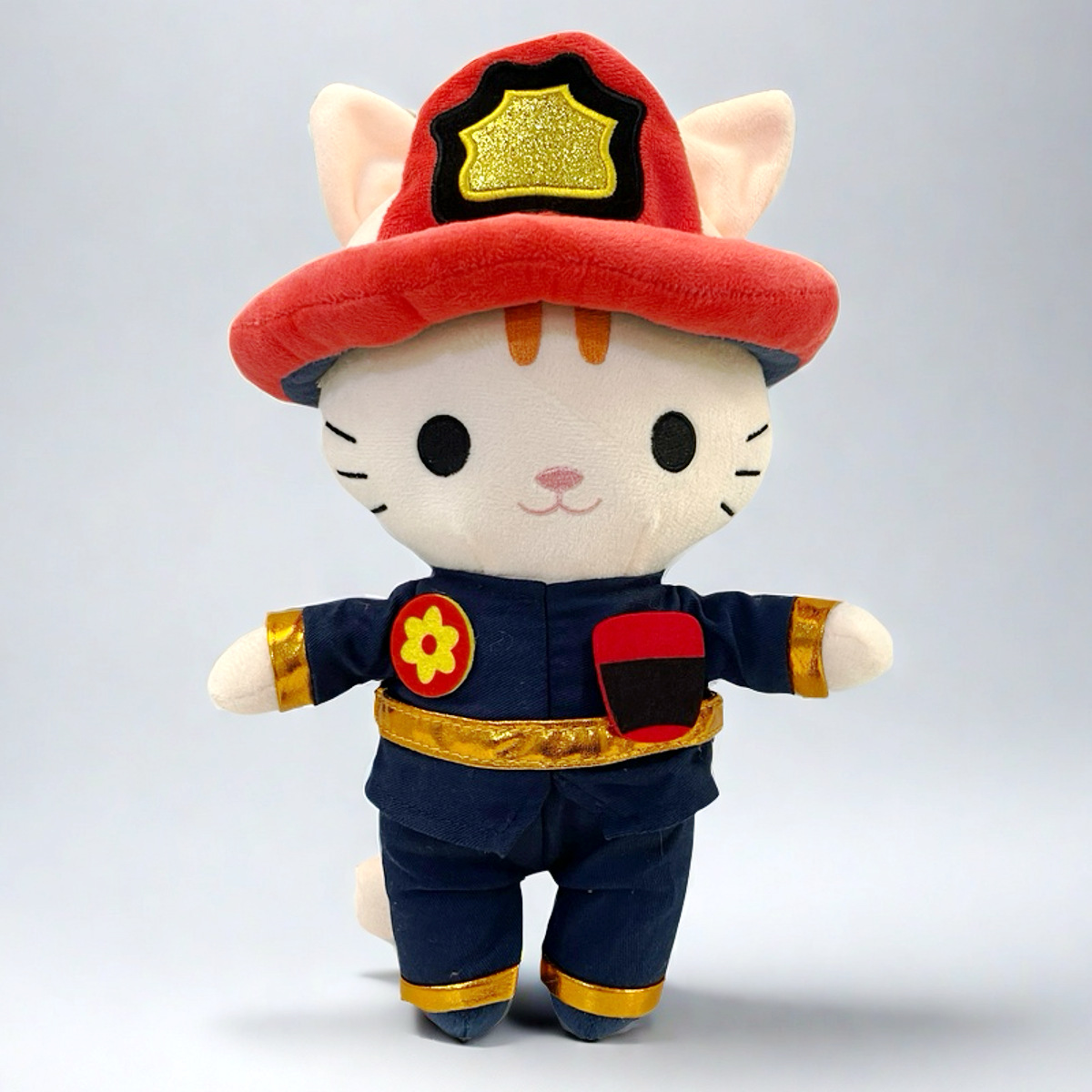 猫ぬいぐるみ 消防士姿の勇敢なトラ茶猫ぬいぐるみ