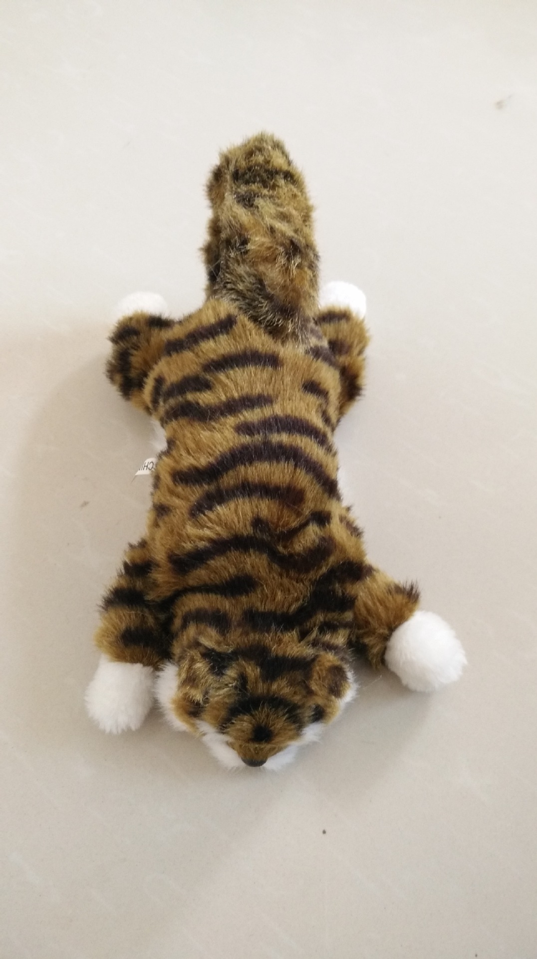 トラ茶猫ぬいぐるみ 背伸びポーズのもふもふ縞模様猫ぬいぐるみ