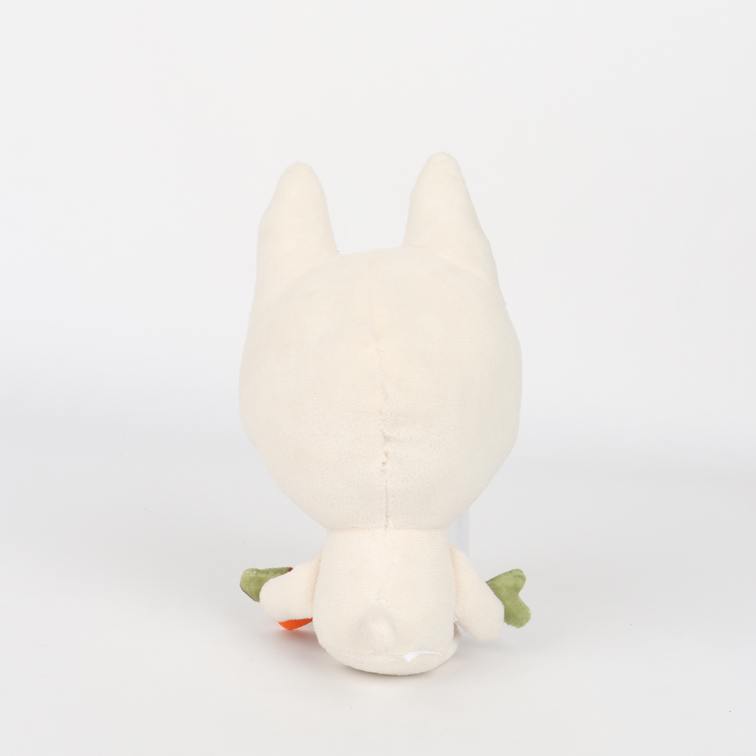 猫ぬいぐるみ お魚を抱えたほんわか笑顔の白猫ぬいぐるみ
