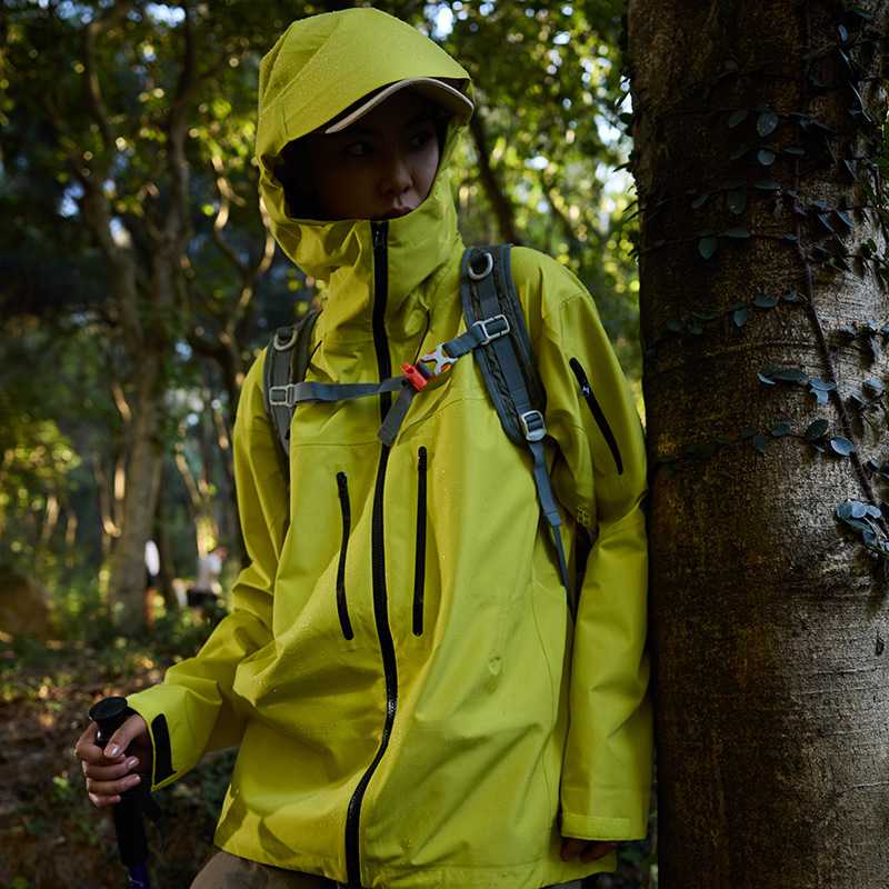 カラフルでおしゃれを楽しもう！おすすめのナイロンジャケット5選