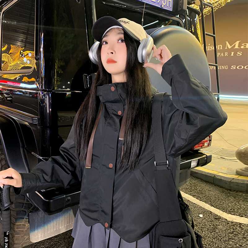 洗練された印象が叶う！黒いナイロンパーカーでつくる大人カジュアル5選